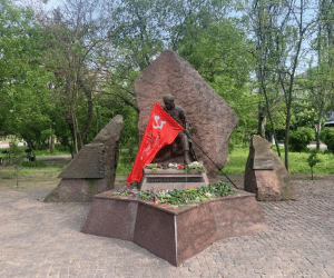Monument to Soviet-Afghan War soldiers with installed Soviet Banner of Victory. Kherson, May 2022. Photo credit: Mykola Homaniuk.